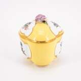 MATCHING PORCELAIN BOX WITH YELLOW GROUND AND FLOWER CARTOUCHES - photo 5
