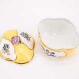 MATCHING PORCELAIN BOX WITH YELLOW GROUND AND FLOWER CARTOUCHES - photo 6