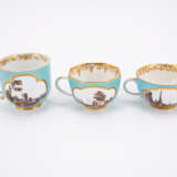 PORCELAIN CUP WITH SAUCER AND TWO PORCELAIN CUPS WITH TURQUOISE GROUND AND LANDSCAPE CARTOUCHES - Foto 3