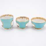 PORCELAIN CUP WITH SAUCER AND TWO PORCELAIN CUPS WITH TURQUOISE GROUND AND LANDSCAPE CARTOUCHES - Foto 4