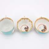 PORCELAIN CUP WITH SAUCER AND TWO PORCELAIN CUPS WITH TURQUOISE GROUND AND LANDSCAPE CARTOUCHES - Foto 5