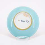 PORCELAIN CUP WITH SAUCER AND TWO PORCELAIN CUPS WITH TURQUOISE GROUND AND LANDSCAPE CARTOUCHES - Foto 8