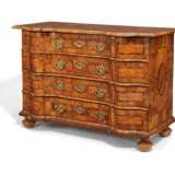 CHEST OF DRAWERS WITH SERPENTINE FRONT - photo 1