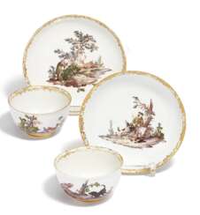 TWO PORCELAIN CUPS AND SAUCERS WITH FINE HUNTING DECORS