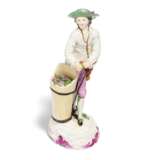 SMALL PORCELAIN FIGURINE OF A WINEMAKER - Foto 1