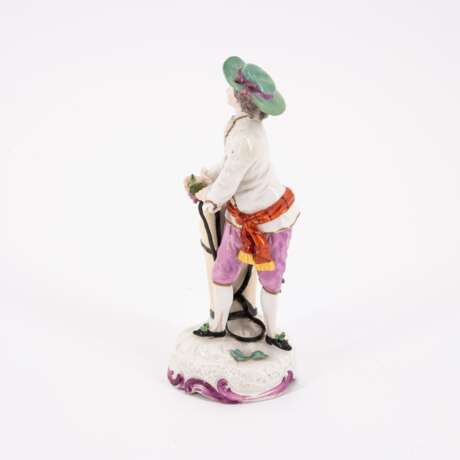 SMALL PORCELAIN FIGURINE OF A WINEMAKER - Foto 2