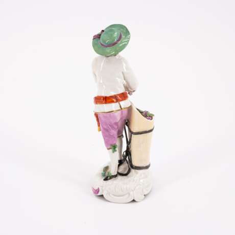 SMALL PORCELAIN FIGURINE OF A WINEMAKER - Foto 3