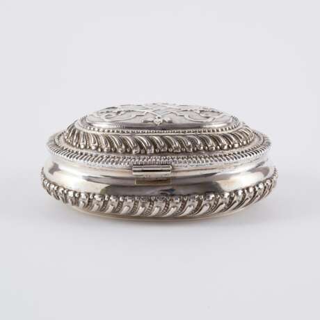 VERY LARGE OVAL SILVER RÉGENCE BOX WITH STRAP WORK - photo 3