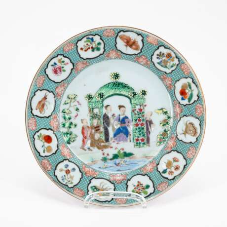 FOUR PLATES FAMILLE ROSE WITH ARBOUR DECOR AFTER CORNELIS PRONK - photo 4