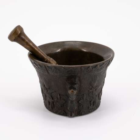 SMALL BRONZE MORTAR WITH FIGURES AND SHELL ORNAMENTATION - Foto 4