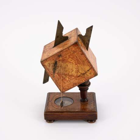 SUNDIAL CUBE WITH COMPASS MADE OF WOOD, BRASS AND GLASS - photo 2