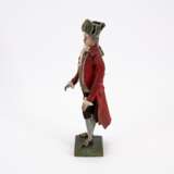 MODEL FIGURINE OF A GALLANT GENTLEMAN MADE OF WOOD, WOOL, VELVET, SILK, GOLDEN TRIMMINGS AND SILVER - Foto 2