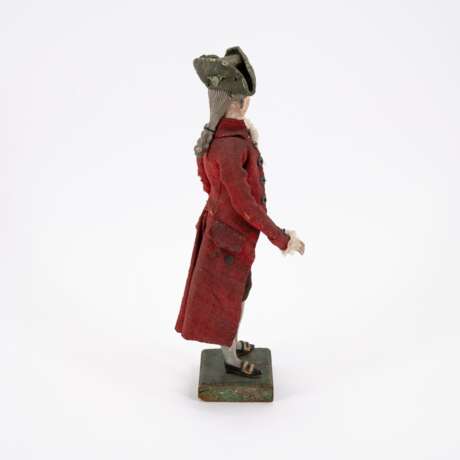MODEL FIGURINE OF A GALLANT GENTLEMAN MADE OF WOOD, WOOL, VELVET, SILK, GOLDEN TRIMMINGS AND SILVER - photo 4