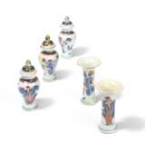 ENSEMBLE OF THREE PORCELAIN MINIATURE IMARI VASES AND LIDS AND TWO FUNNEL VASES - фото 1