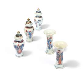 ENSEMBLE OF THREE PORCELAIN MINIATURE IMARI VASES AND LIDS AND TWO FUNNEL VASES