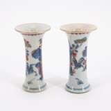 ENSEMBLE OF THREE PORCELAIN MINIATURE IMARI VASES AND LIDS AND TWO FUNNEL VASES - фото 2
