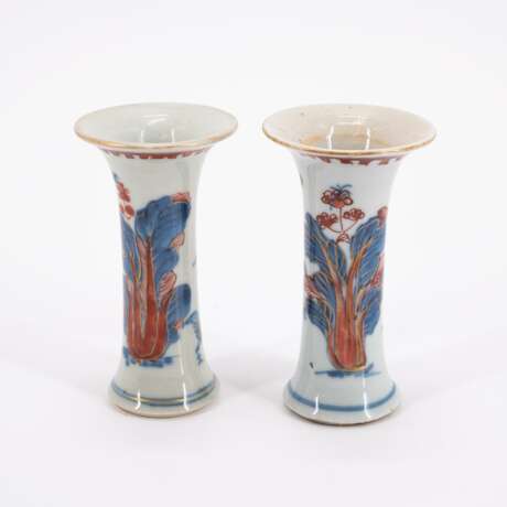 ENSEMBLE OF THREE PORCELAIN MINIATURE IMARI VASES AND LIDS AND TWO FUNNEL VASES - photo 3