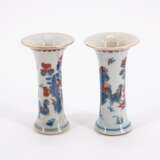 ENSEMBLE OF THREE PORCELAIN MINIATURE IMARI VASES AND LIDS AND TWO FUNNEL VASES - Foto 4