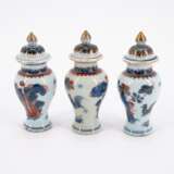 ENSEMBLE OF THREE PORCELAIN MINIATURE IMARI VASES AND LIDS AND TWO FUNNEL VASES - photo 7