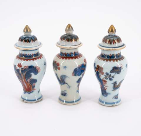 ENSEMBLE OF THREE PORCELAIN MINIATURE IMARI VASES AND LIDS AND TWO FUNNEL VASES - Foto 7