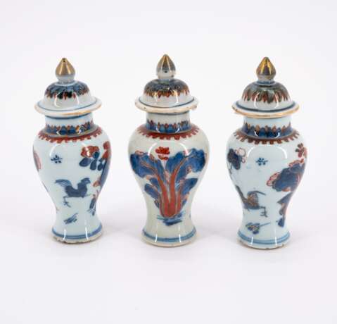 ENSEMBLE OF THREE PORCELAIN MINIATURE IMARI VASES AND LIDS AND TWO FUNNEL VASES - Foto 8