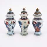 ENSEMBLE OF THREE PORCELAIN MINIATURE IMARI VASES AND LIDS AND TWO FUNNEL VASES - photo 9