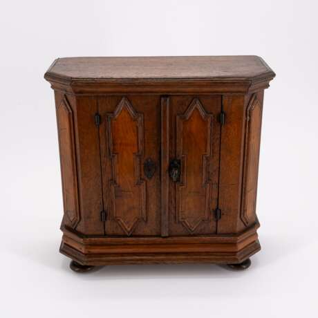 MINIATURE OAK BAROQUE CABINET - Foto 2