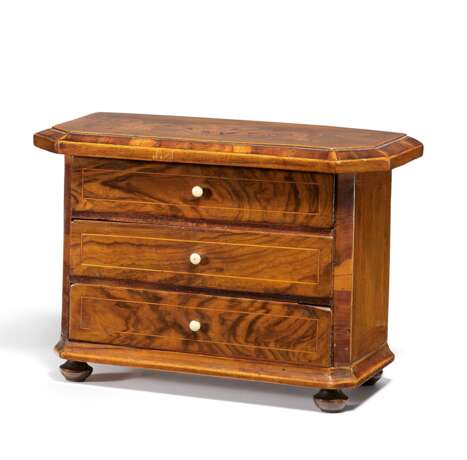 SMALL MODEL CHEST OF DRAWERS WITH FLORAL INLAYS MADE OF WOOD AND BONE - Foto 1
