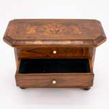 SMALL MODEL CHEST OF DRAWERS WITH FLORAL INLAYS MADE OF WOOD AND BONE - Foto 3
