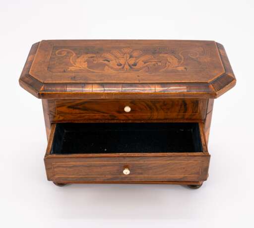 SMALL MODEL CHEST OF DRAWERS WITH FLORAL INLAYS MADE OF WOOD AND BONE - photo 3