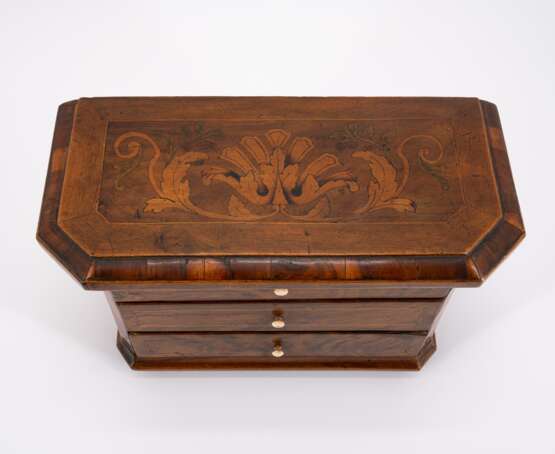 SMALL MODEL CHEST OF DRAWERS WITH FLORAL INLAYS MADE OF WOOD AND BONE - Foto 6
