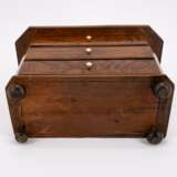 SMALL MODEL CHEST OF DRAWERS WITH FLORAL INLAYS MADE OF WOOD AND BONE - Foto 7