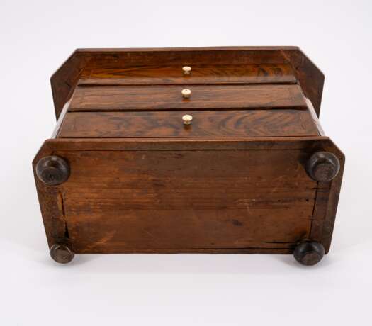 SMALL MODEL CHEST OF DRAWERS WITH FLORAL INLAYS MADE OF WOOD AND BONE - Foto 7