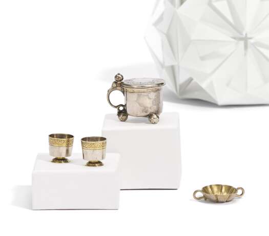 A PAIR OF SILVER STACKING CUPS, A SILVER MINIATURE TASTEVIN AND A SILVER MINIATURE TANKARD - фото 1