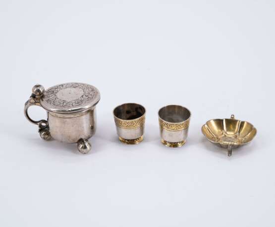 A PAIR OF SILVER STACKING CUPS, A SILVER MINIATURE TASTEVIN AND A SILVER MINIATURE TANKARD - фото 2