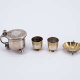 A PAIR OF SILVER STACKING CUPS, A SILVER MINIATURE TASTEVIN AND A SILVER MINIATURE TANKARD - Foto 2