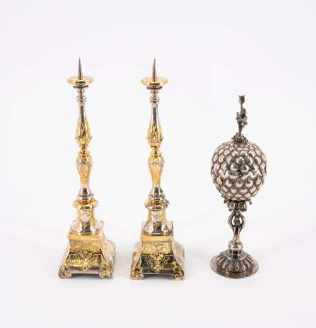 SILVER MINIATURES OF A PAIR OF ALTAR CANDELSTICKS, A PINEAPPLE GOBLET AND A PAIR OF CHANUKKA CANDLESTICKS - фото 2