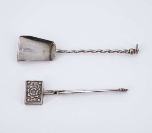 PAIR OF SILVER MINIATURE CANDLESTICKS, SILVER MINIATURE COAL SHOVEL AND WAFFLE IRON, SILVER MINIATURE GOBLET - фото 5