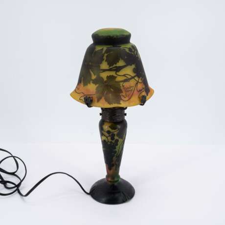 SMALL TABLE LAMP WITH WINE LEAF DECOR - фото 3