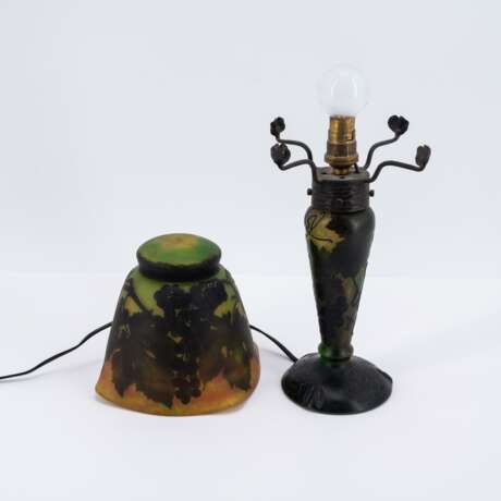 SMALL TABLE LAMP WITH WINE LEAF DECOR - фото 5