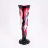 LARGE FUNNEL-SHAPED GLASS VASE WITH TULIP DECOR - фото 2