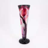 LARGE FUNNEL-SHAPED GLASS VASE WITH TULIP DECOR - фото 4