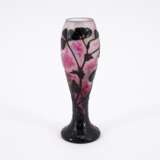 CLUB-SHAPED GLASS VASE WITH GINKO BRANCHES - photo 2