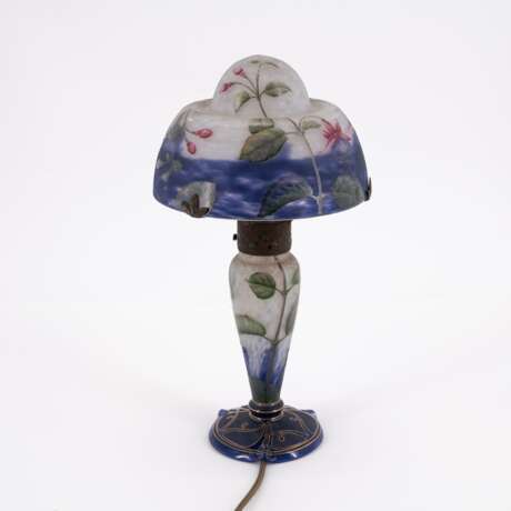 GLASS TABLE LAMP WITH BLEEDING HEARTS - photo 3