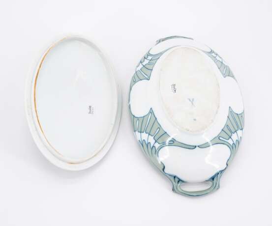 EXTRAORDINARY PORCELAIN DINNER-SERVICE WITH 'FLÜGELMUSTER' DECOR - фото 6