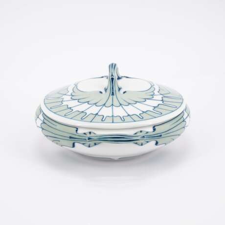 EXTRAORDINARY PORCELAIN DINNER-SERVICE WITH 'FLÜGELMUSTER' DECOR - фото 7