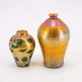 TWO SMALL GLASS BALUSTER VASES WITH IRIDESCENT DECORS - Foto 3