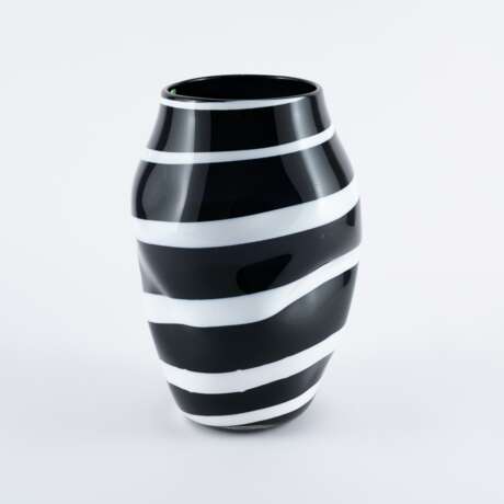TWO VASES WITH GRAPHIC DECOR - фото 4