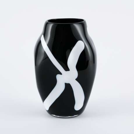 TWO VASES WITH GRAPHIC DECOR - фото 8