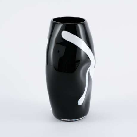 TWO VASES WITH GRAPHIC DECOR - фото 9
